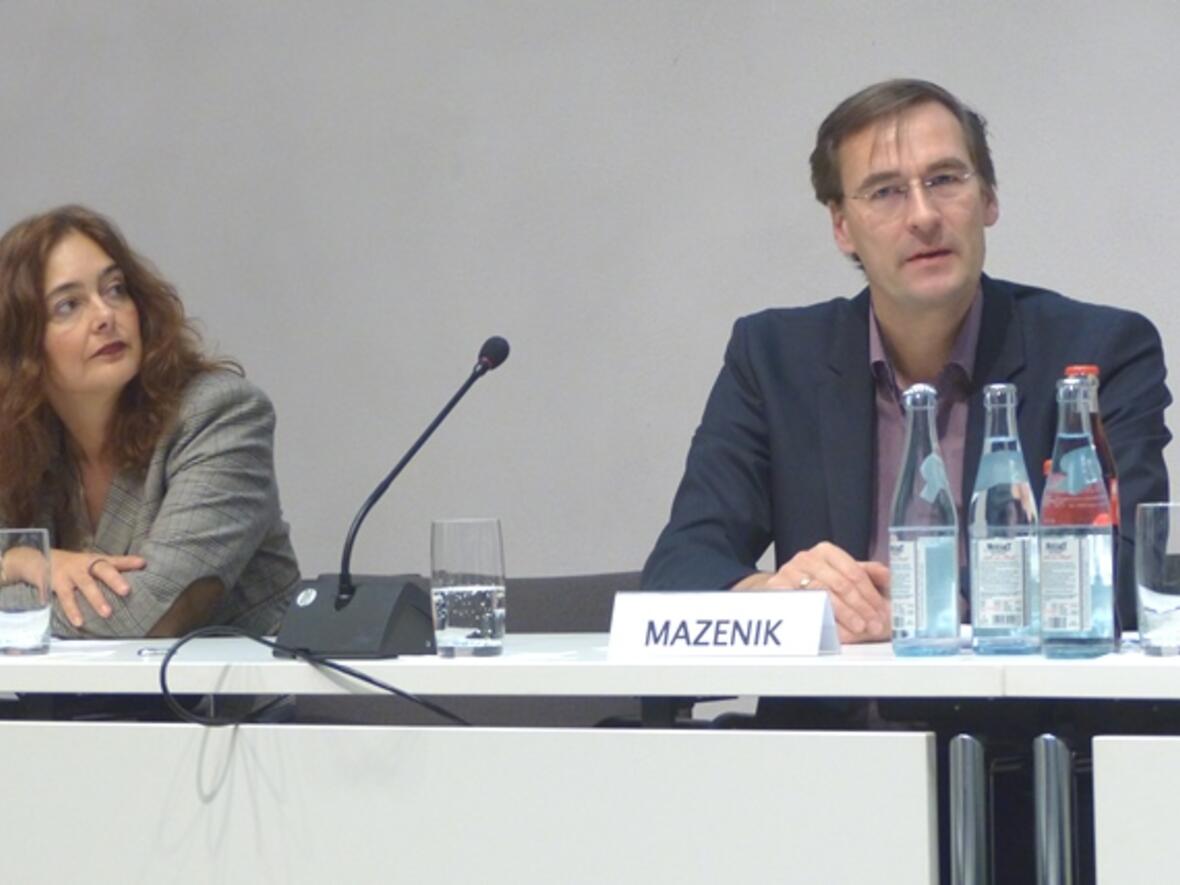 Michaela Koller, die auch Vorstandsvorsitzende der Stephanus-Stiftung für verfolgte Christen ist, mit Moderator Dr. Christian Mazenik, Leiter der Bildungsabteilung von missio München. (Foto: Michael Widmann)