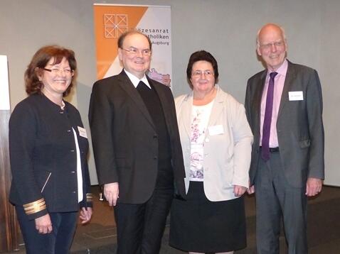 (v.l.n.r.) Hildegard Schütz (Vorsitzende), Domdekan Prälat Dr. Bertram Meier (Bischöflicher Beauftragter), Sieglinde Hirner (1. stv. Vorsitzende), Max Weinkamm (2. stv. Vorsitzender) - Foto: Michael Widmann