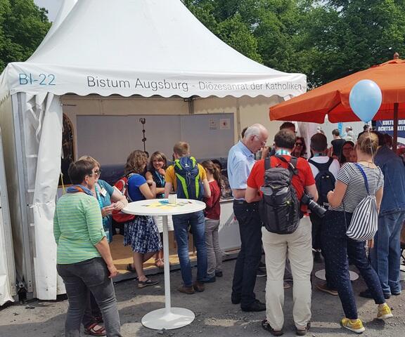 Besucher am Stand (Foto: Lothar Roser)