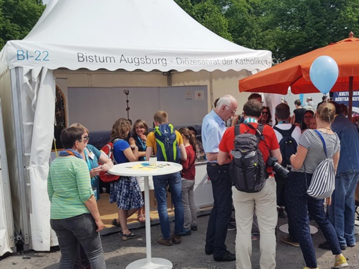 Besucher am Stand (Foto: Lothar Roser)