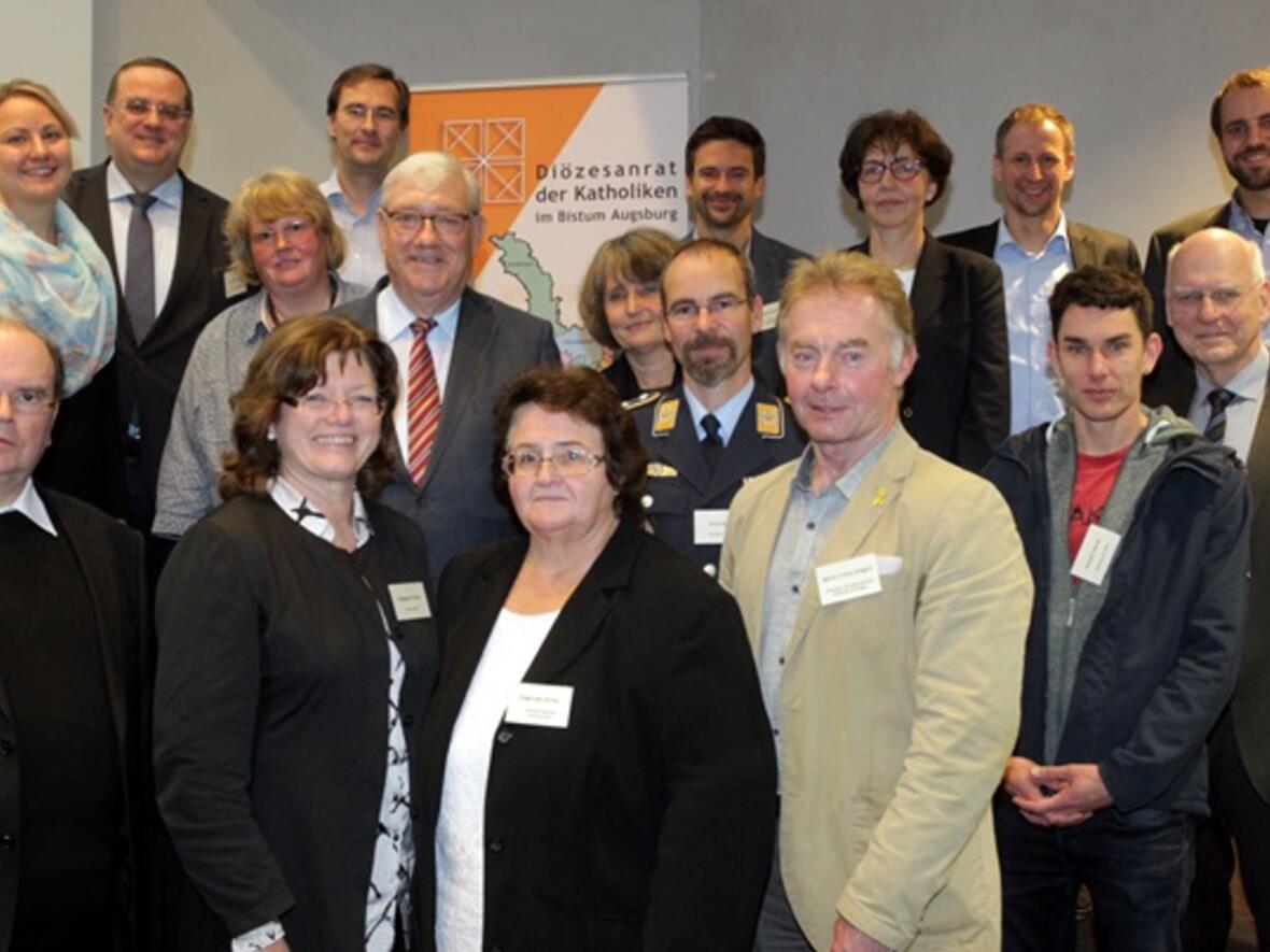 Der neue Vorstand: Bischofsvikar Dr. Bertram Meier (Bischöflicher Beauftragter), Ulrike Weiß, Dr. Hubert Mayer, Beate Dieterle (Geschäftsführerin), Hildegard Schütz (Vorsitzende), Dr. Christian Mazenik, Josef Miller, Sieglinde Hirner (1. stv. Vors.), Dr. Carmen Reichert-Schuhwerk, Erich Mutter, Alexander Barth, Martin Gregori (2. stv. Vors.), Marlene Hammer, Christian Theisinger, Norbert Harner, Max Weinkamm, Florian Lindenthal (v.l.n.r.) – Foto: Annette Zoepf / pba