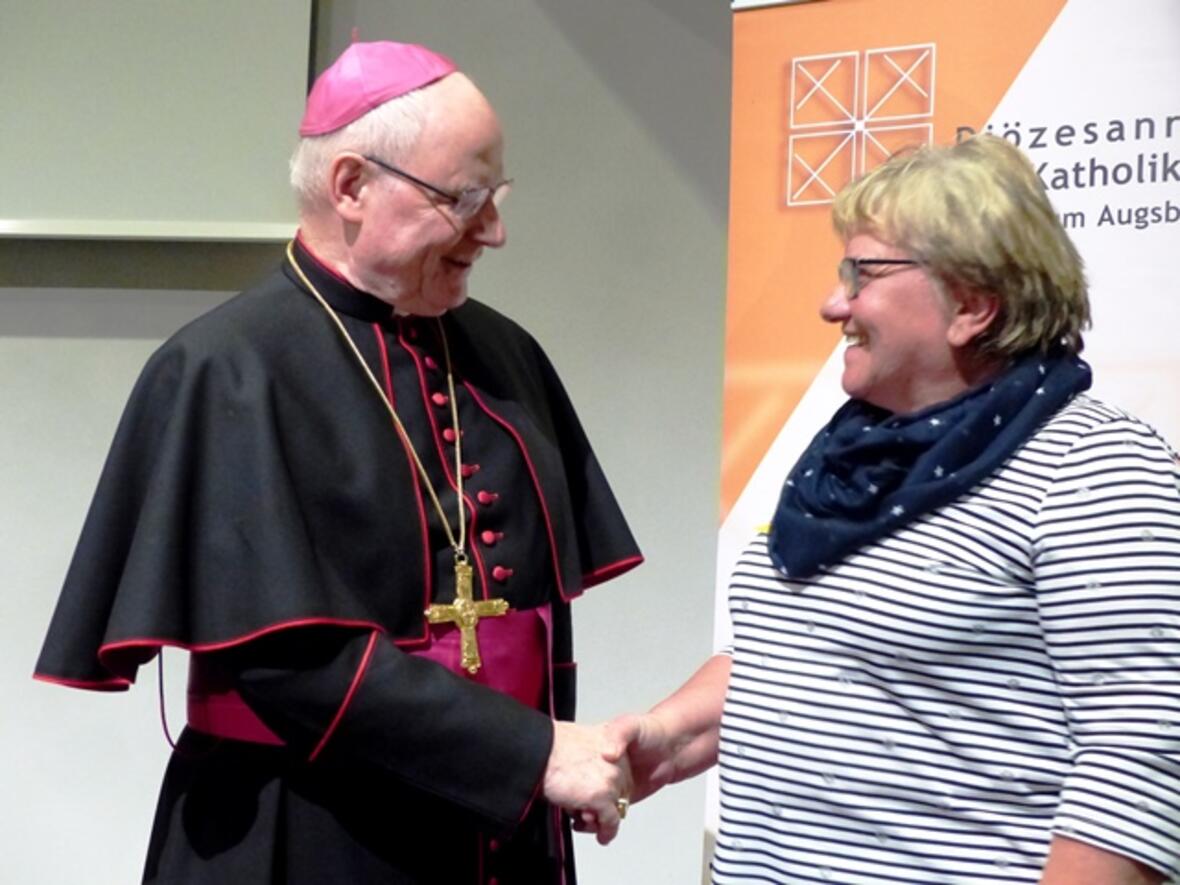 Verabschiedete persönlich alle ausscheidenden Mitglieder: Bischof Dr. Konrad Zdarsa mit Karin Günter, die für den Dekanatsrat Augsburg II dem Diözesanrat angehörte (Foto: Diözesanrat)