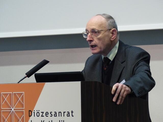 Otto Kocherscheidt spricht auf der Frühjahrsvollversammlung 2015 „Flüchtlinge - Dem Tod entronnen, bei uns willkommen?“ (Foto: Diözesanrat)
