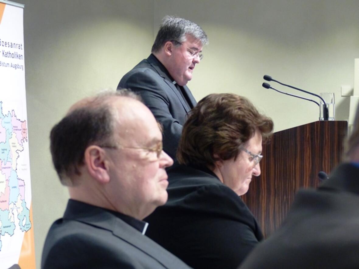 Gespannte Aufmerksamkeit beim Bericht des Ständigen Vertreters des Diözesanadministrators Msgr. Harald Heinrich: Diözesanadministrator Dr. Bertram Meier und Sieglinde Hirner, stv. Vorsitzende des Diözesanrats und Leiterin des Sachausschusses „Pastorale Fragen“ (Foto: Beate Dieterle - Diözesanrat)