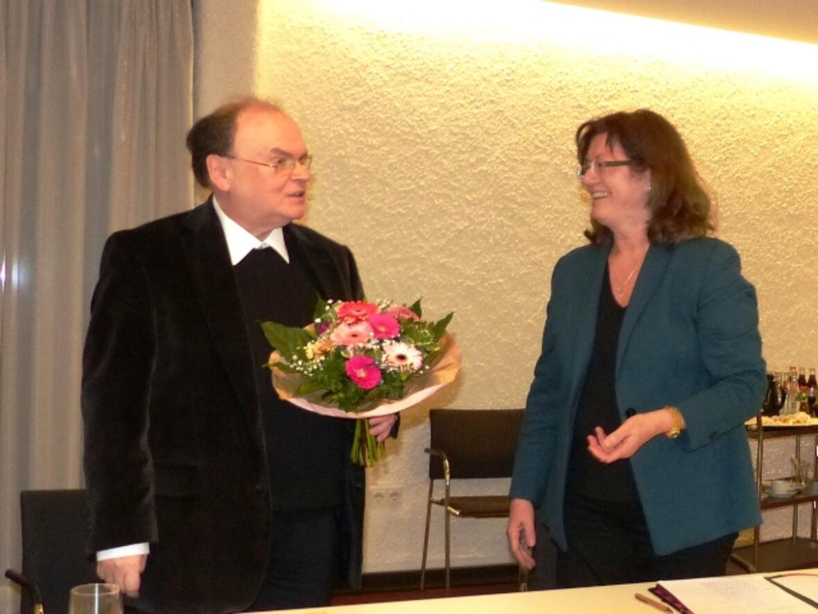 10. Februar: Hildegard Schütz gratuliert im Namen des geschäftsf. Vorstandes Diözesanadministrator Prälat Dr. Bertram Meier zu dessen Ernennung zum Bischof von Augsburg. Meier ist selbst als Bischöfl. Beauftragter für den Diözesanrat Mitglied des geschäftsf. Vorstandes. (Foto: Diözesanrat)