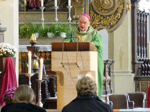 Bischof Bertram predigt über der Grablege der Bistumspatrone vor dem Diözesanrat. (Foto: Diözesanrat)