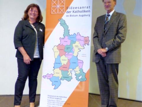 Die Vorsitzende des Diözesanrates Hildegard Schütz begrüßte den neuen bischöflichen Beauftragten Msgr. Dr. Wolfgang Hacker (Bild: Diözesanrat)