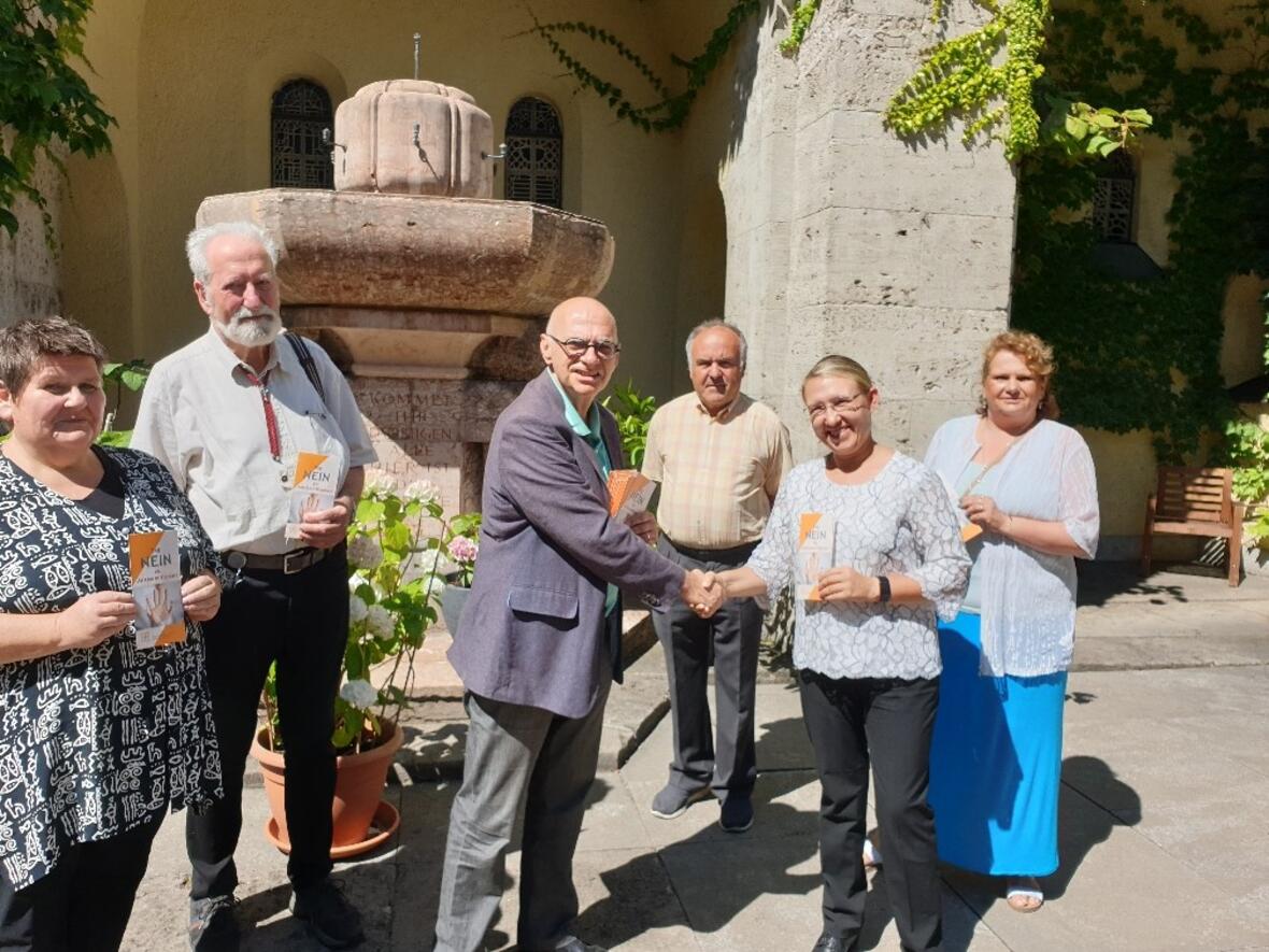 Mitglieder des Sachausschusses Ökumene bei der Übergabe des Flyers vor der Synagoge. Von links nach rechts: Angela Laupheimer, Gotthard Kern, Hermann Bredl (IKG), Andreas Bacher, Bettina Götz und Alexandra Viaggio-Erlach (IKG).