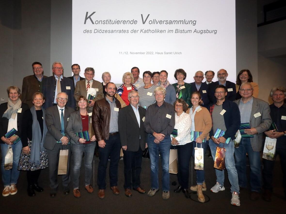 Die ausscheidenden Diözesanratsmitglieder wurden mit einem herzlichen Dank für ihr Engagement von Generalvikar Dr. Wolfgang Hacker persönlich verabschiedet. (Foto: Annette Zoepfl)