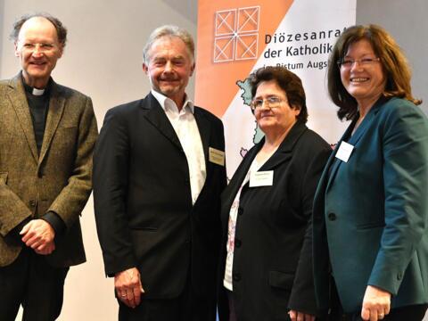 Der Bischöfliche Beauftragte, Generalvikar Msgr. Dr. Wolfgang Hacker, mit dem neu gewählten geschäftsführenden Vorstand (von links: Martin Gregori, Sieglinde Hirner und Hildegard Schütz). (Foto: bpa Bobinger)
