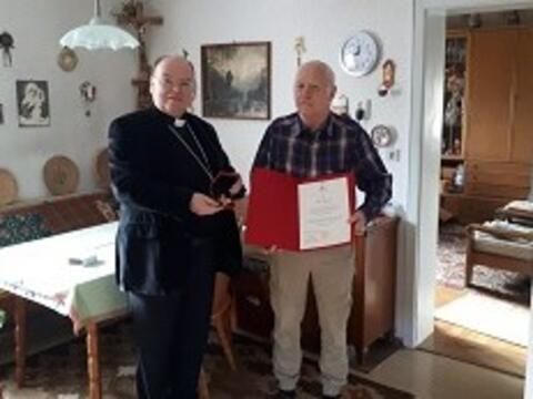 ulrichskreuz-in-gold-fuer-karl-drexler4478947