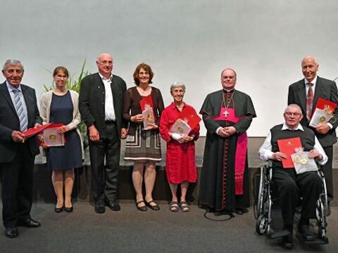 Edeltraud Wohlfarth neben Bischof Bertram und den anderen sechs Empfängern der Ulrichsmedaille (Foto: Nicolas Schnall/pba)