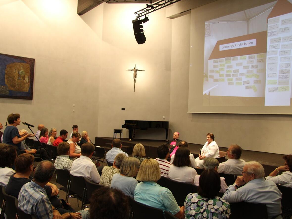 Die Diözesanratsvorsitzende Hildegard Schütz zeigte sich am Ende der Veranstaltung erfreut über die rege Beteiligung und dankte den Ehrenamtlichen: „Durch Ihr großartiges Engagement lebt die Kirche vor Ort!“ (Foto: Diözesanrat/Christian Mazenik)