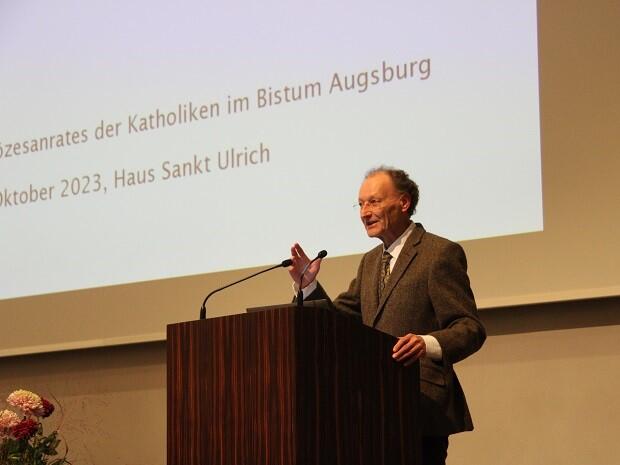 Generalvikar Dr. Wolfgang Hacker informiert die Mitglieder des Diözesanrates aus erster Hand über den aktuellen Stand einiger Schwerpunktthemen der Diözese. (Foto: Diözesanrat)