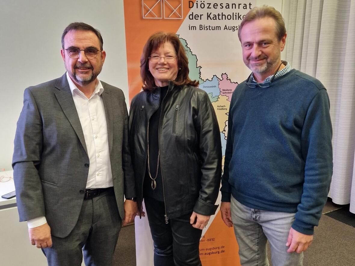 Von links: Klaus Holetschek (ehem. Staatsminister für Gesundheit und Pflege, Diözesanratsmitglied), Hildegard Schütz (Vorsitzende des Diözesanrates) und Dr. Dr. Eckhard Eichner, Vorstandsvorsitzender des Augsburger Hospiz- und Palliativversorgung e.V.) (Foto: Diözesanrat)