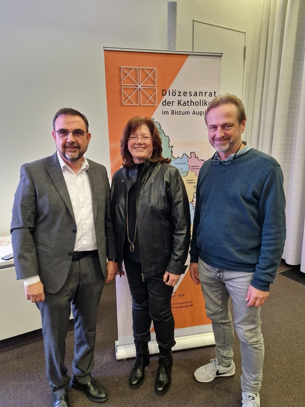 Von links: Klaus Holetschek (ehem. Staatsminister für Gesundheit und Pflege, Diözesanratsmitglied), Hildegard Schütz (Vorsitzende des Diözesanrates) und Dr. Dr. Eckhard Eichner, Vorstandsvorsitzender des Augsburger Hospiz- und Palliativversorgung e.V.) (Foto: Diözesanrat)