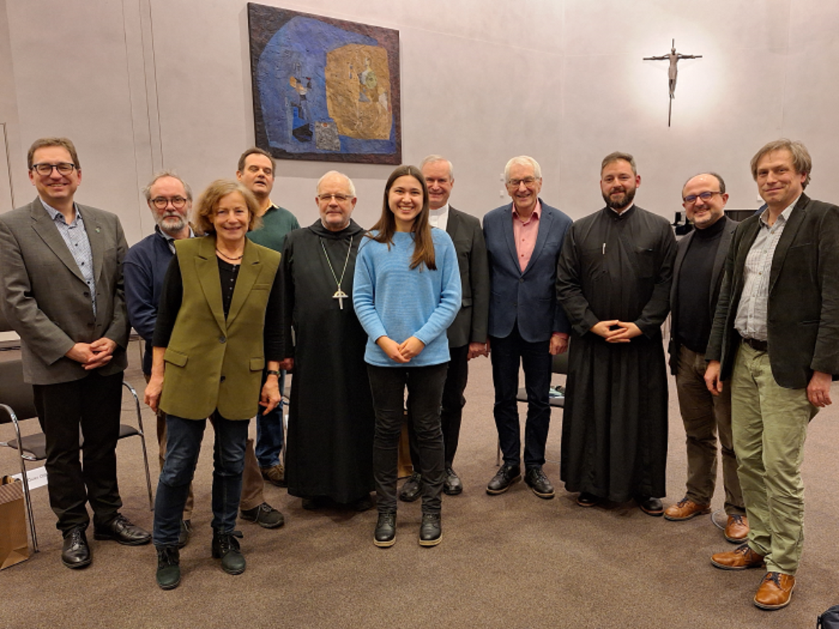 Mitglieder des Sachausschusses mit den Konfessionsvertretern (Bild: Karin Alletsee, Diözesanrat) Pastor Michael Bitzer, Bundessekretär Freie Ev. Gemeinden  (1. v.l.) Pfarrer Dirk Dempewolf, Ev.-Luth. Kirche Augsburg (2. v.l.) Erzabt Wolfgang Öxler, St. Ottilien (5. v. l.) Msgr. Dr. Bernhard Ehler, Sprecher Kath. Priesterrat Augsburg (Mitte) Georgios Vlantis, Griech.-Orthodox  und ACK Bayern (2. v. re.) Presbyter Nenad Živković, Serb.-Orth. Kirche Augsburg, (3. v.re.) Dr. Ulrich Hörwick, Moderator, Ökumenekommission Augsburg  (4. v. re.)