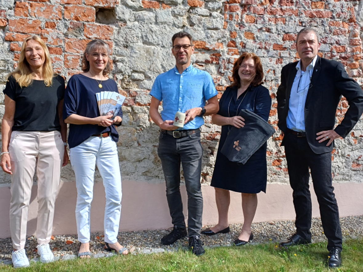 Das Ulrichskomitee der PG Maria Hilf Krumbach vor der Wand der kath. Kirche St. Ulrich in Hürben, einer der ältesten Ulrichskirchen im Bistum Augsburg. (v.l. Birgit Dreier, Dorothea Leopold, Stefan Natterer, Hildegard Schütz, Diakon Prof. Dr. Rupert Scheule). Foto: Stefan Natterer