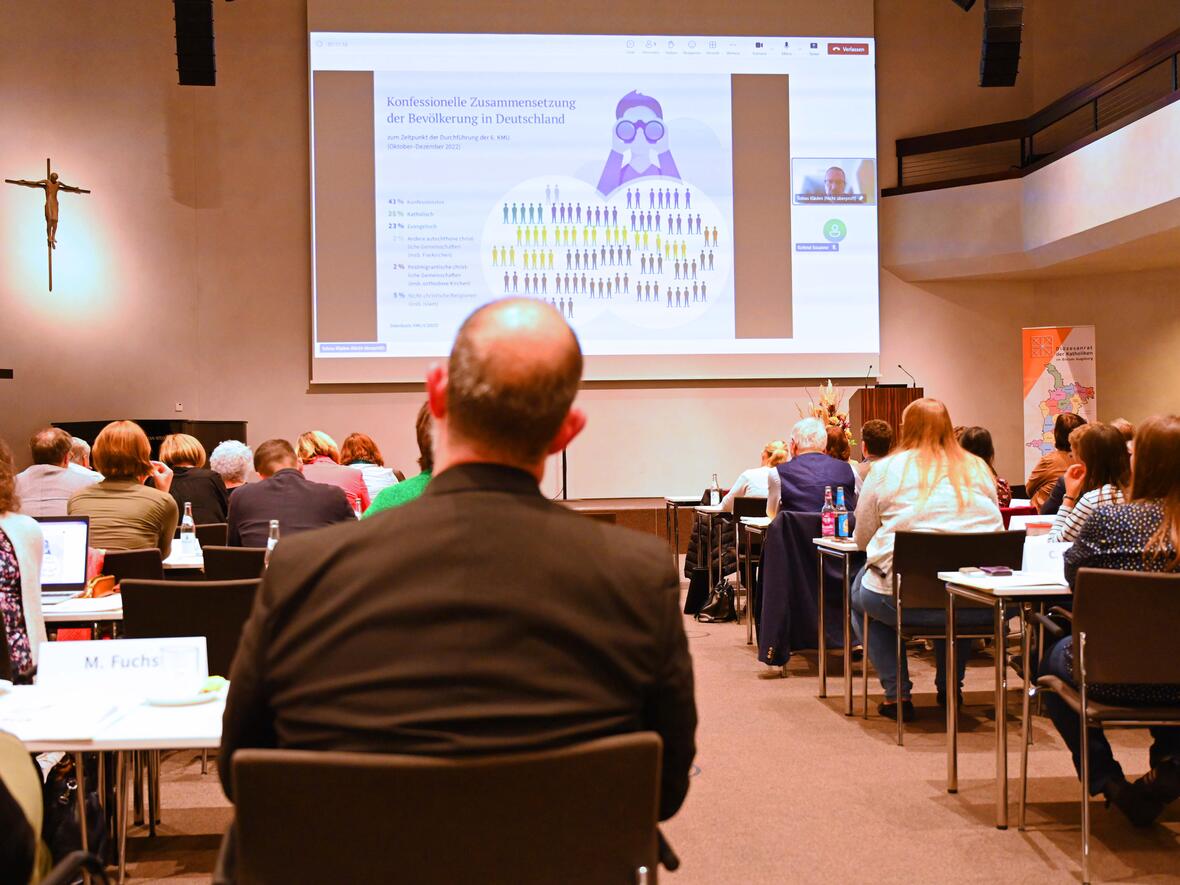 Konzentriert folgten die Mitglieder des Diözesanrates dem Vortrag über die Kirchenmitgliedschaftsuntersuchung (Fotos: pba/Ulrich Bobinger)
