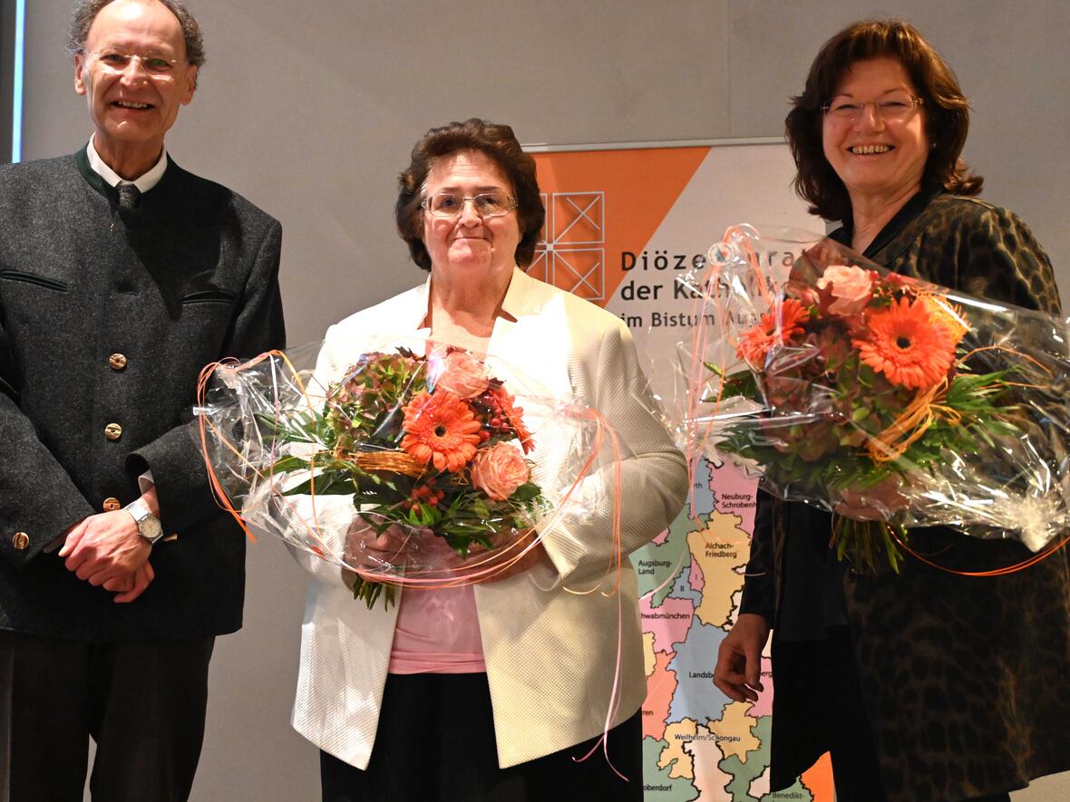 Seit 2014 ehrenamtlich im Vorstand des Diözesanrates aktiv: Die Vorsitzende Hildegard Schütz (rechts) und ihre Stellvertreterin Sieglinde Hirner, zusammen mit Generalvikar Msgr. Dr. Wolfgang Hacker (Fotos: pba/ Ulrich Bobinger).