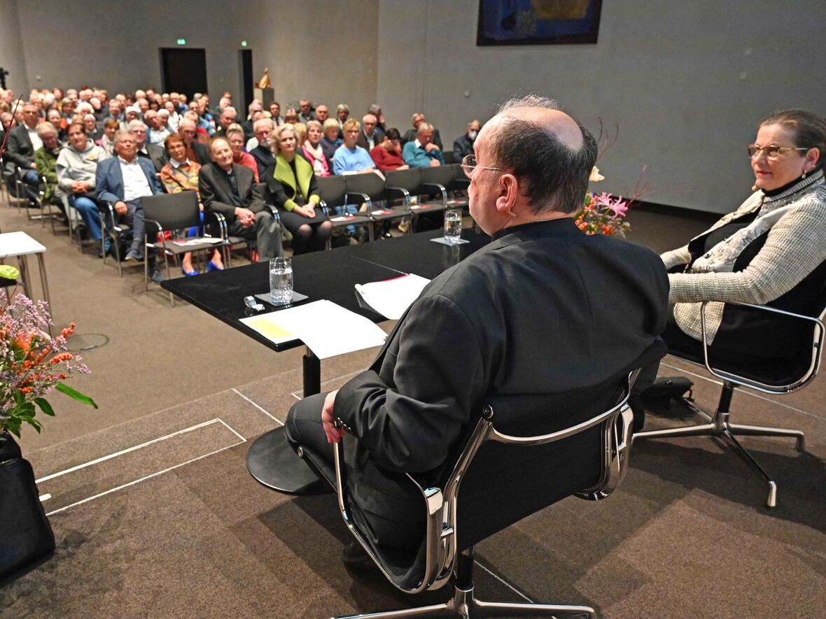Großes Interesse an dem Insight-Bericht über die Bischofssynode: Der Große Saal im Haus Sankt Ulrich war voll (Fotos: Ulrich Bobinger / pba).