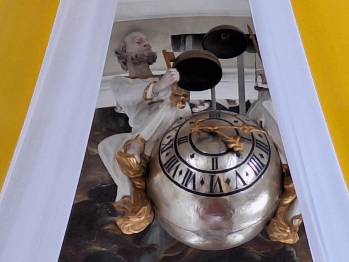 Petrus an der Weltuhr; Kath. Pfarrkirche St. Peter und Paul in Stötten am Auerberg (Foto: Karin Alletsee)