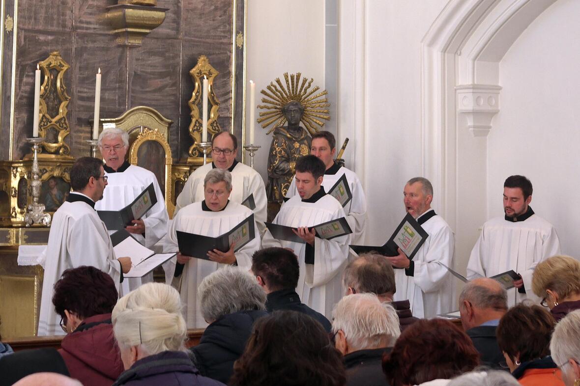 Die Männerschola des Mesnerverbands gestaltete den Festgottesdienst in der Mindelheimer Stadtpfarrkirche. (Foto: Simone Zwikirsch / pba)