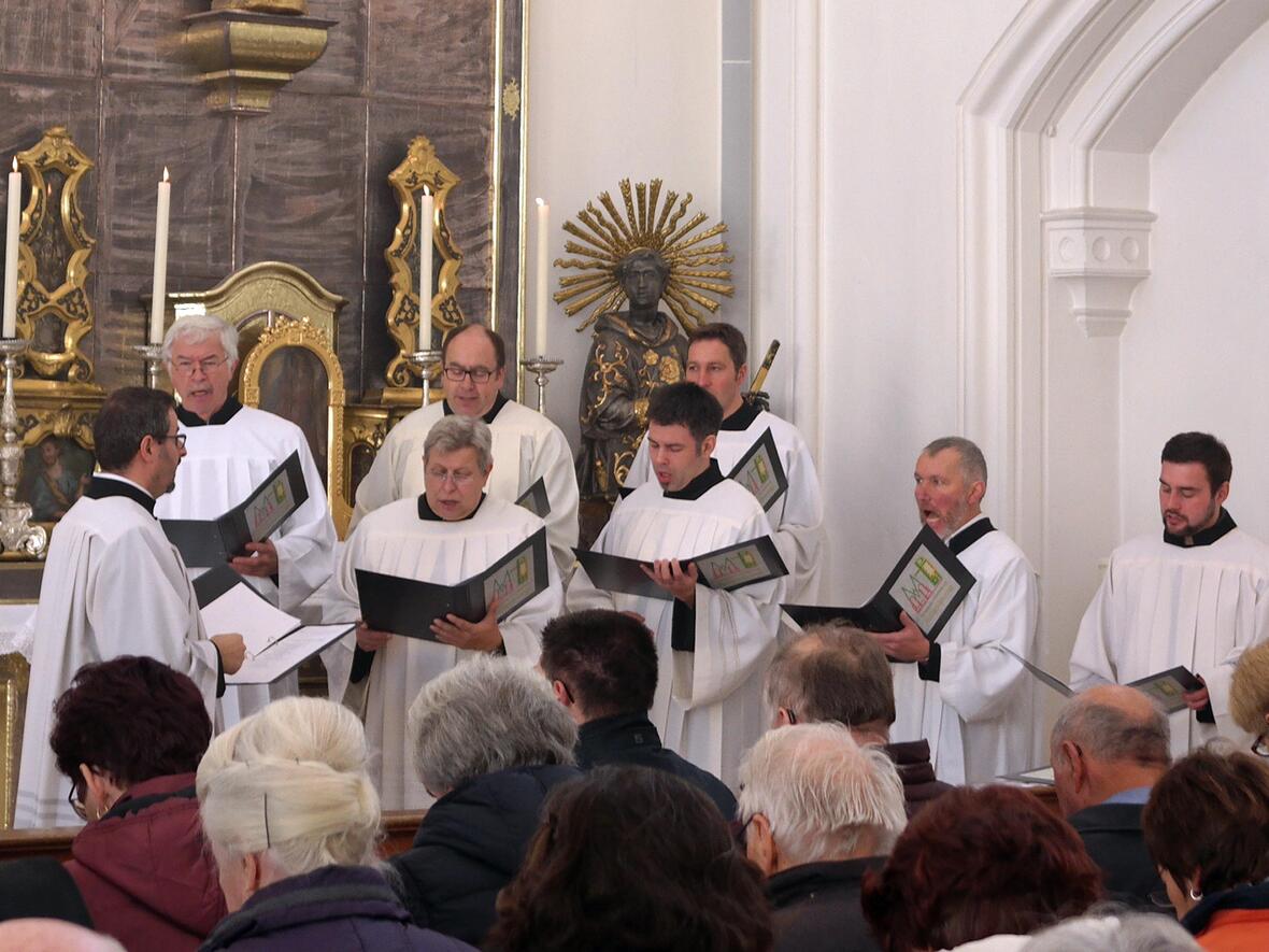 Die Männerschola des Mesnerverbands gestaltete den Festgottesdienst in der Mindelheimer Stadtpfarrkirche. (Foto: Simone Zwikirsch / pba)