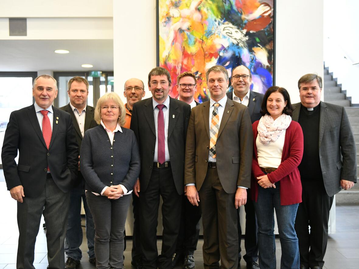 Die Diözesangemeinschaft der Mesnerinnen und Mesner wählten in Mindelheim ihren Vorstand neu: (v.l.) Karl Müller (Ehrenvorsitzender), Stefan Hauke (Beisitzer), Maria Fröhlich (Beisitzerin), Raimund Lux (Schriftführer), Klaus Probst (Diözesanleiter), Martin Harvolk (Kassier), Thorsten Poth (1. Stellvertreter), Gerhard Heinisch (2. Stellvertreter), Sylvia Sigl (Beisitzerin), Domkapitular Harald Heinrich (Diözesanpräses) (Foto: Julian Schmidt / pba)