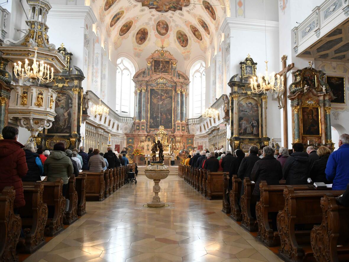 Einen feierlichen Wallfahrtsgottesdienst feierten die Mesnerinnen und Mesner im Anschluss an die Prozession in der prachtvollen Basilika St. Peter (Foto: Maria Rösch / pba)  
