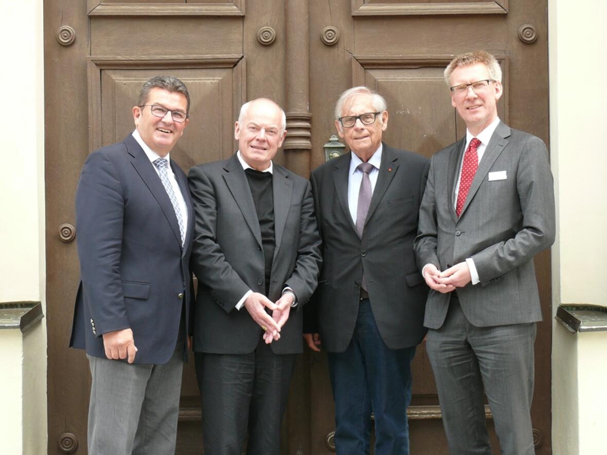 V.l.n.r.: Franz Josef Pschierer MdL; Weihbischof Dr. Anton Losinger, Robert Antretter und Dr. Stefan Raueiser, Foto: Tamara Trommer, © Schwäbisches Bildungszentrum Irsee  