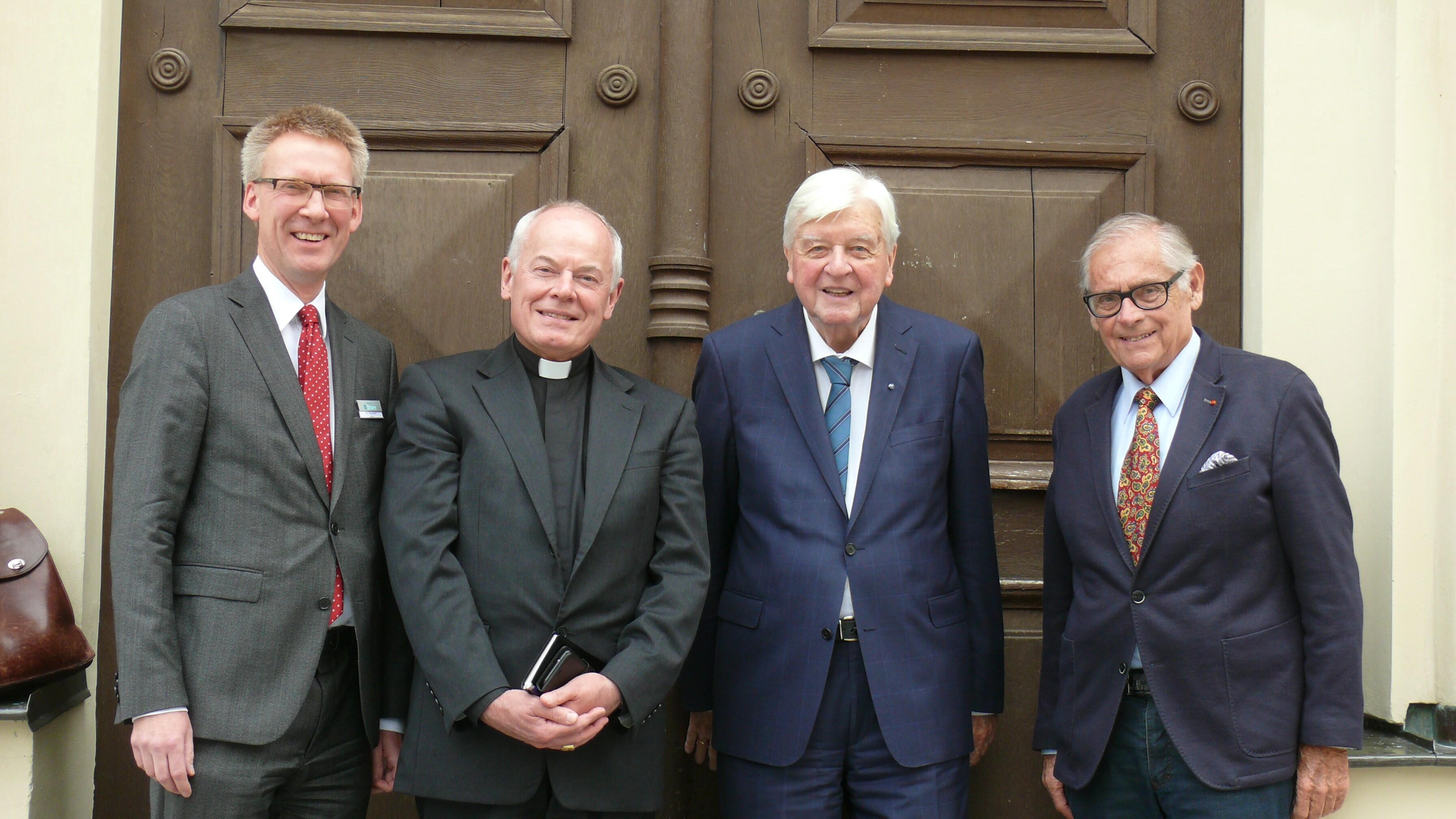 V.l.n.r.: Dr. Stefan Raueiser, Weihbischof Dr. Anton Losinger, Prof. Dr. Hans Maier und Robert Antretter; Foto: © Schwäbisches Bildungszentrum Irsee  