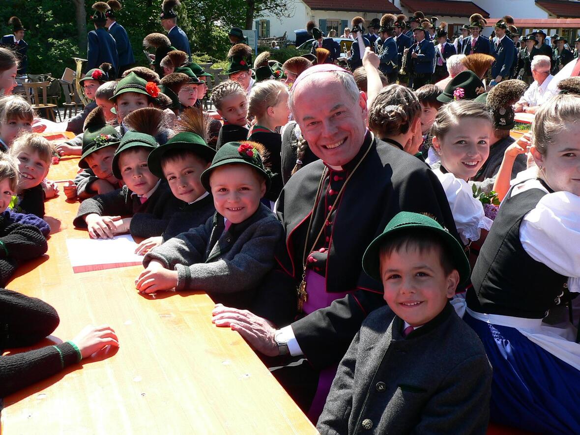 Weihbischof Losinger 2007 bei einem Besuch in Buching (Foto: Archiv)
