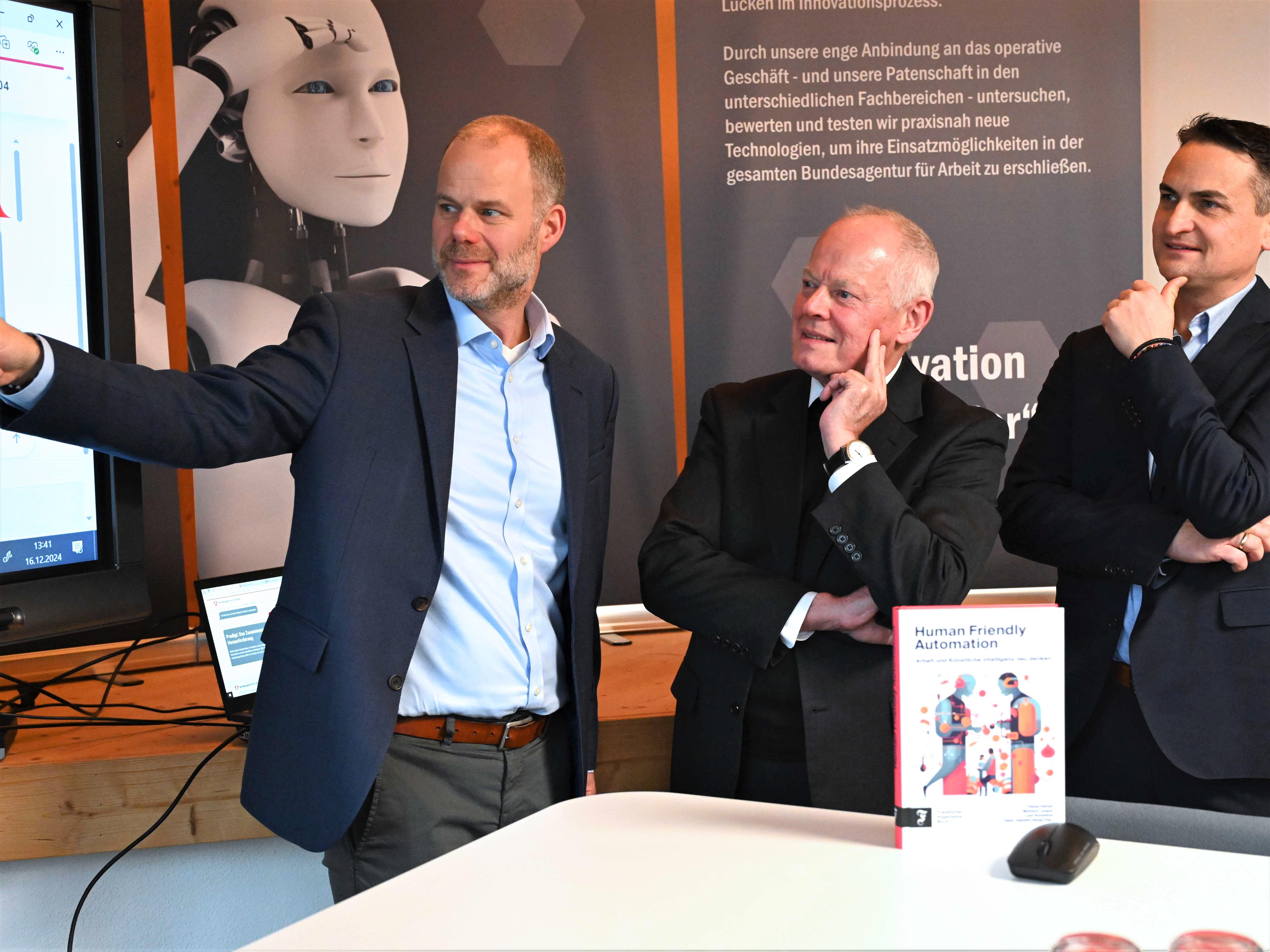 Weihbischof Dr. Dr. Anton Losinger informierte sich in Nürnberg zum Thema KI. Dr. Markus Schmitz (links),Vorsitzender der Geschäftsführung der Regionaldirektion Bayern der Bundesagentur für Arbeit, zeigte ihm und Dr. Lars Schatilow (rechts) das Innovationslabor (Foto: pba/Ulrich Bobinger).