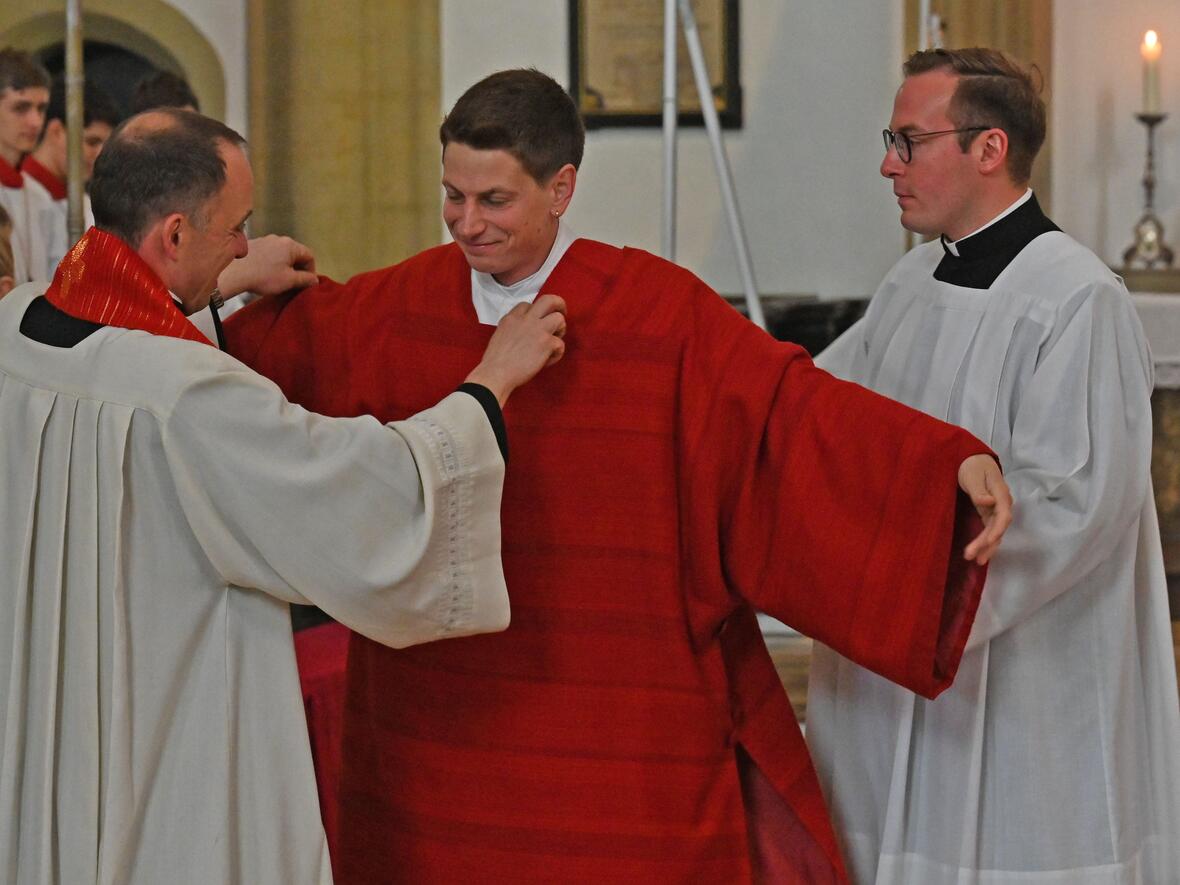 Als Zeichen des neuen Amtes legte Markus Hegewald Stola und Dalmatik an.
