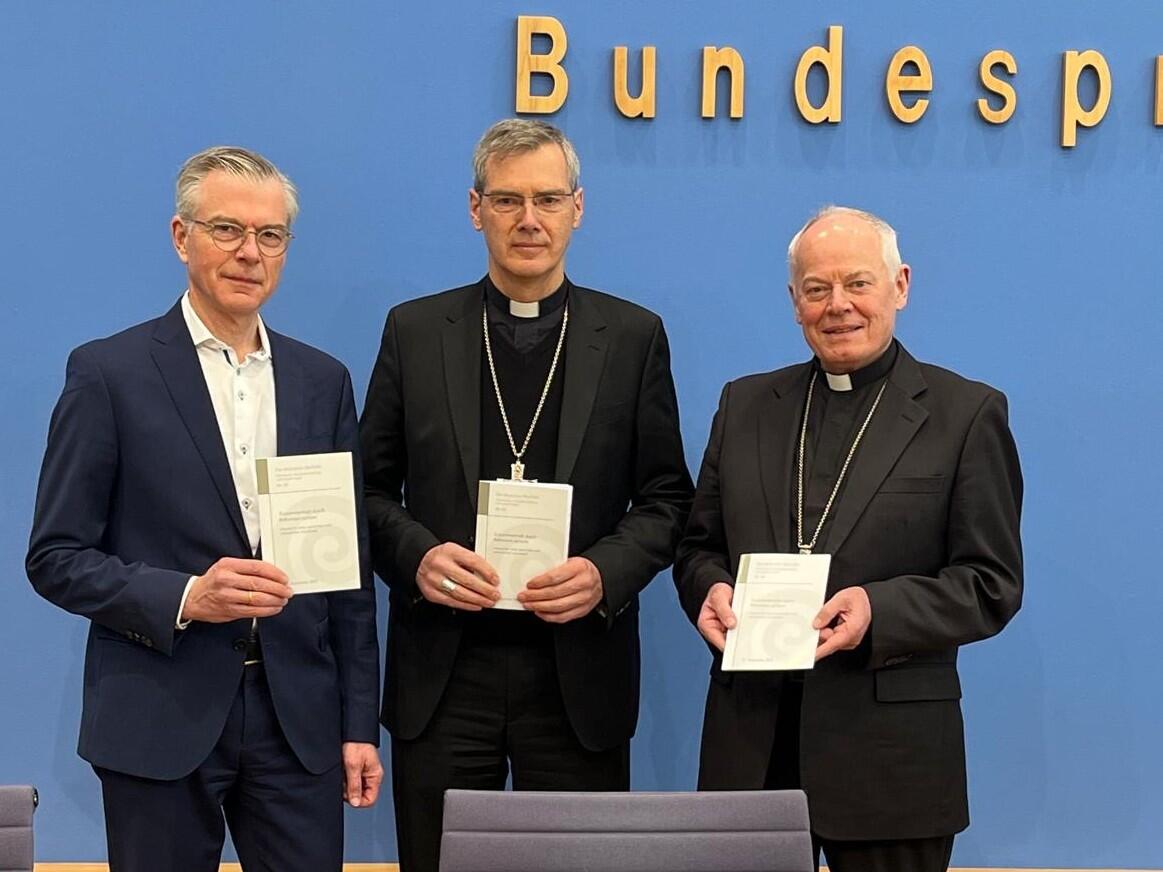 Weihbischof Dr. Dr. Anton Losinger (rechts) gemeinsam mit Bischof Dr. Heiner Wilmer SCJ (Mitte) und Prof. Dr. Martin Werding (links) bei der Vorstellung des Kommissionspaiers vor der Bundespressekonferenz. (Foto: Deutsche Bischofskonferenz / Matthias Kopp)